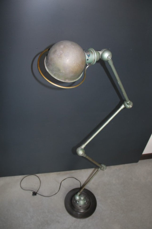 4-bar jieldé lamp on a base