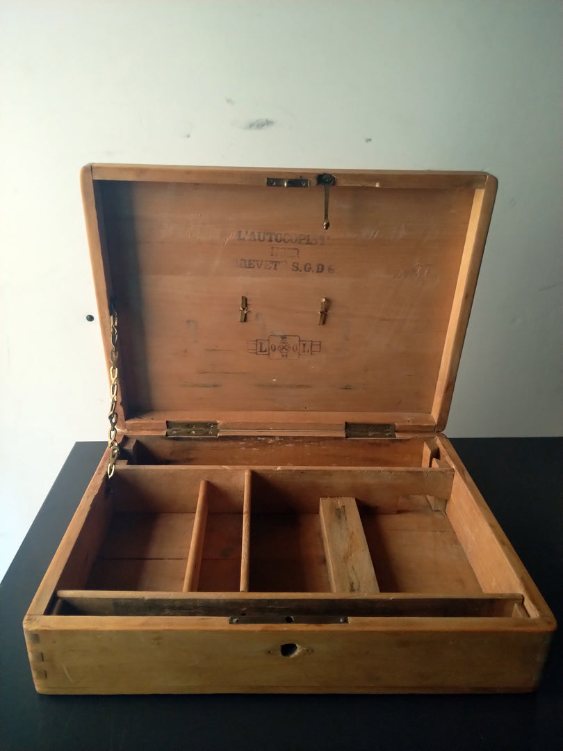 Antique case "l' Autocopsite"