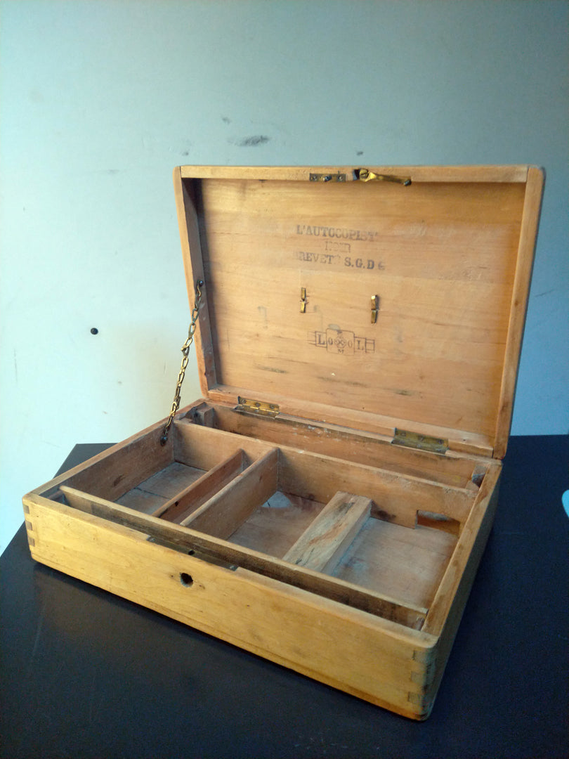 Antique case "l' Autocopsite"